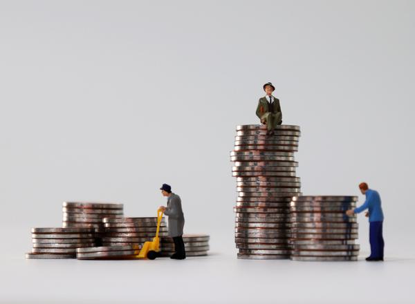 A wealthy man sits on a stack of coins while an older woman and a less wealthy man stand below him next to much smaller stacks of coins